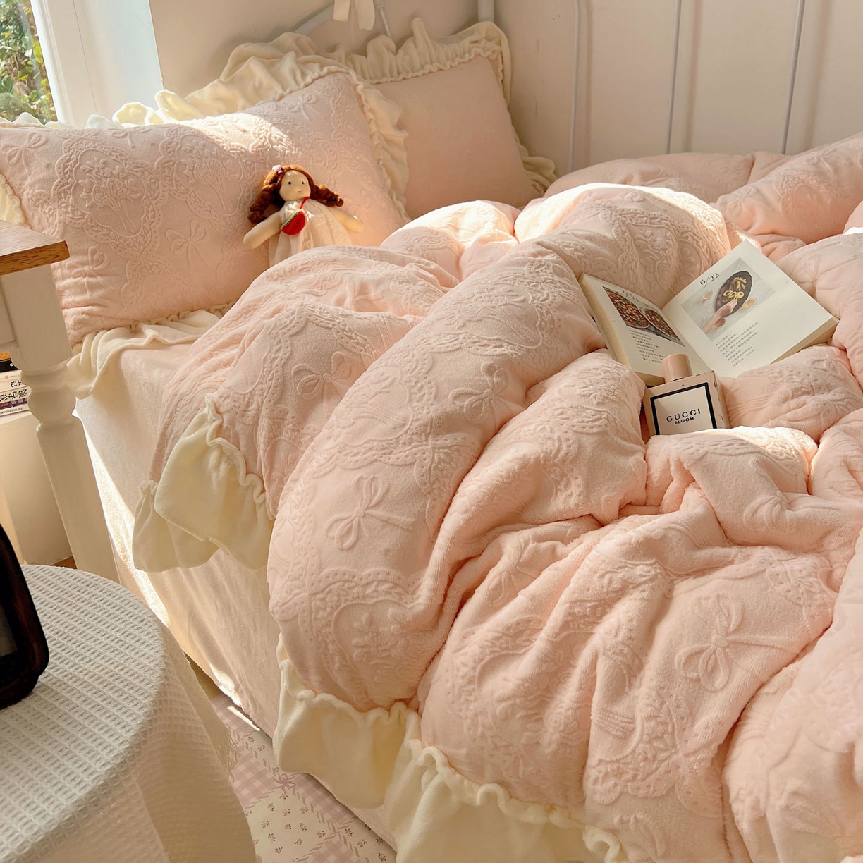 91家纺网 家纺一手货源 找家纺 六巷胡同 2025新款韩系博主风少女心蝴蝶结捧花A类牛奶绒四件套 蝴蝶结捧花-粉