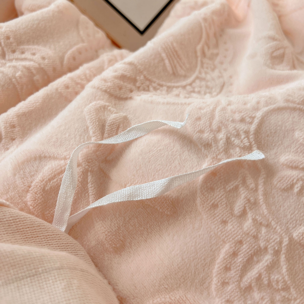 91家纺网 家纺一手货源 找家纺 六巷胡同 2025新款韩系博主风少女心蝴蝶结捧花A类牛奶绒四件套 蝴蝶结捧花-粉