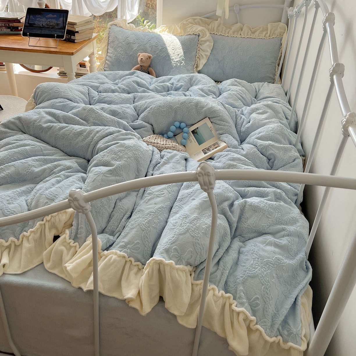 91家纺网 家纺一手货源 找家纺 六巷胡同 2025新款韩系博主风少女心蝴蝶结捧花A类牛奶绒四件套 蝴蝶结捧花-蓝