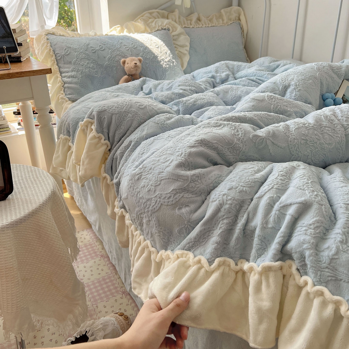 91家纺网 家纺一手货源 找家纺 六巷胡同 2025新款韩系博主风少女心蝴蝶结捧花A类牛奶绒四件套 蝴蝶结捧花-蓝