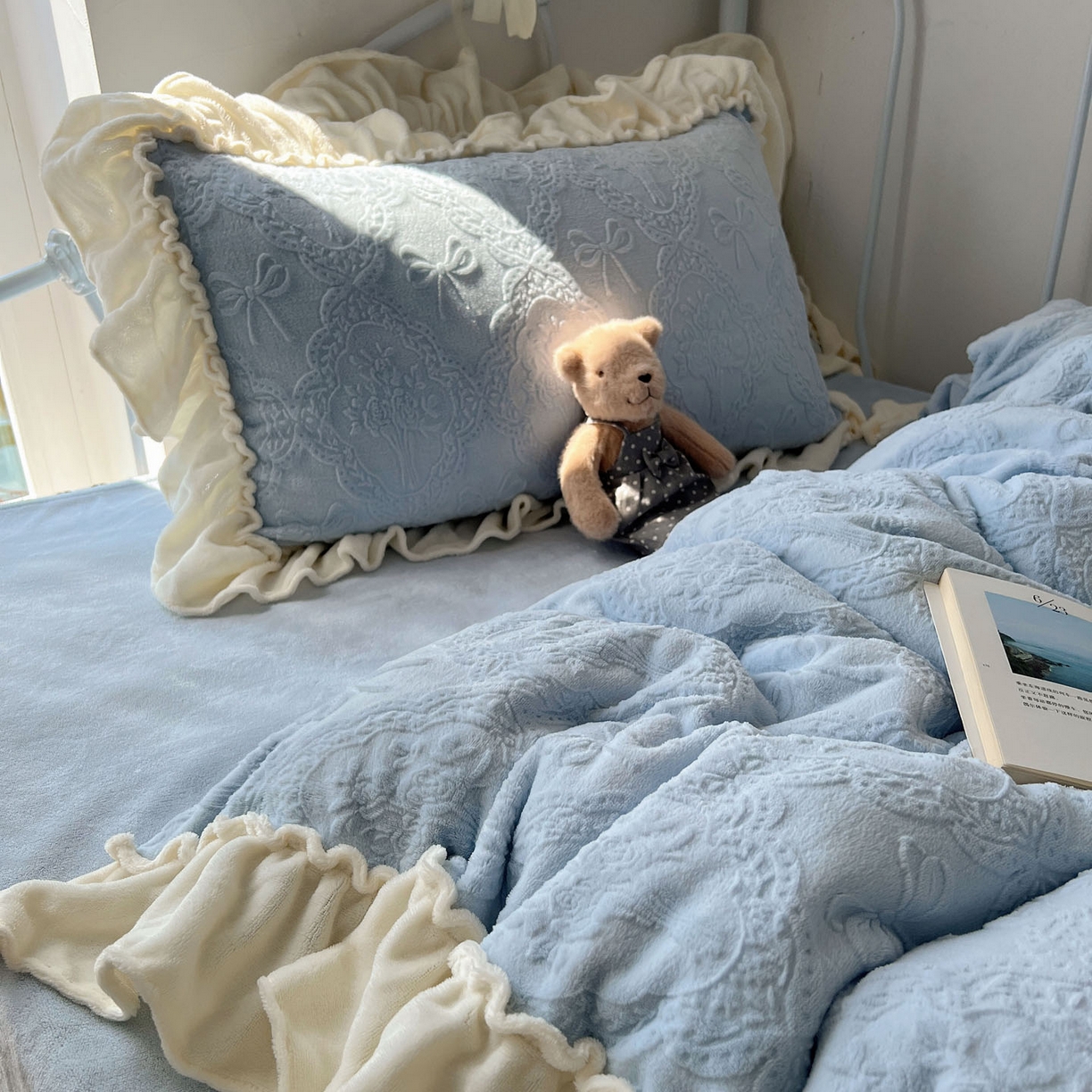 91家纺网 家纺一手货源 找家纺 六巷胡同 2025新款韩系博主风少女心蝴蝶结捧花A类牛奶绒四件套 蝴蝶结捧花-蓝