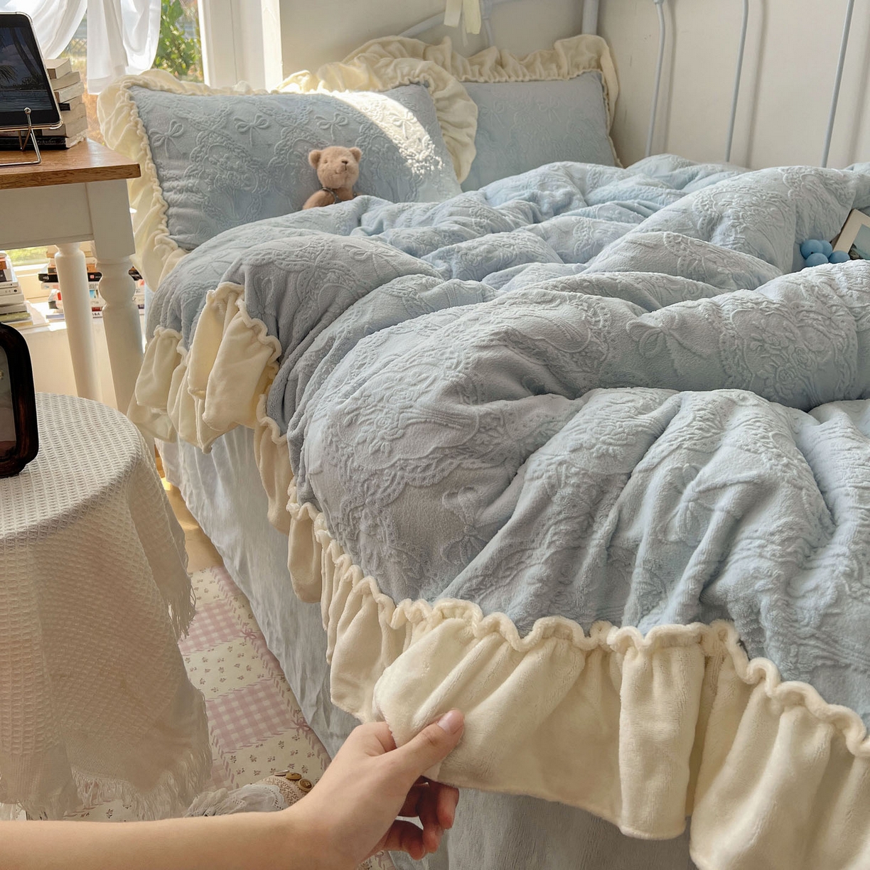 91家纺网 家纺一手货源 找家纺 六巷胡同 2025新款韩系博主风少女心蝴蝶结捧花A类牛奶绒四件套 蝴蝶结捧花-蓝