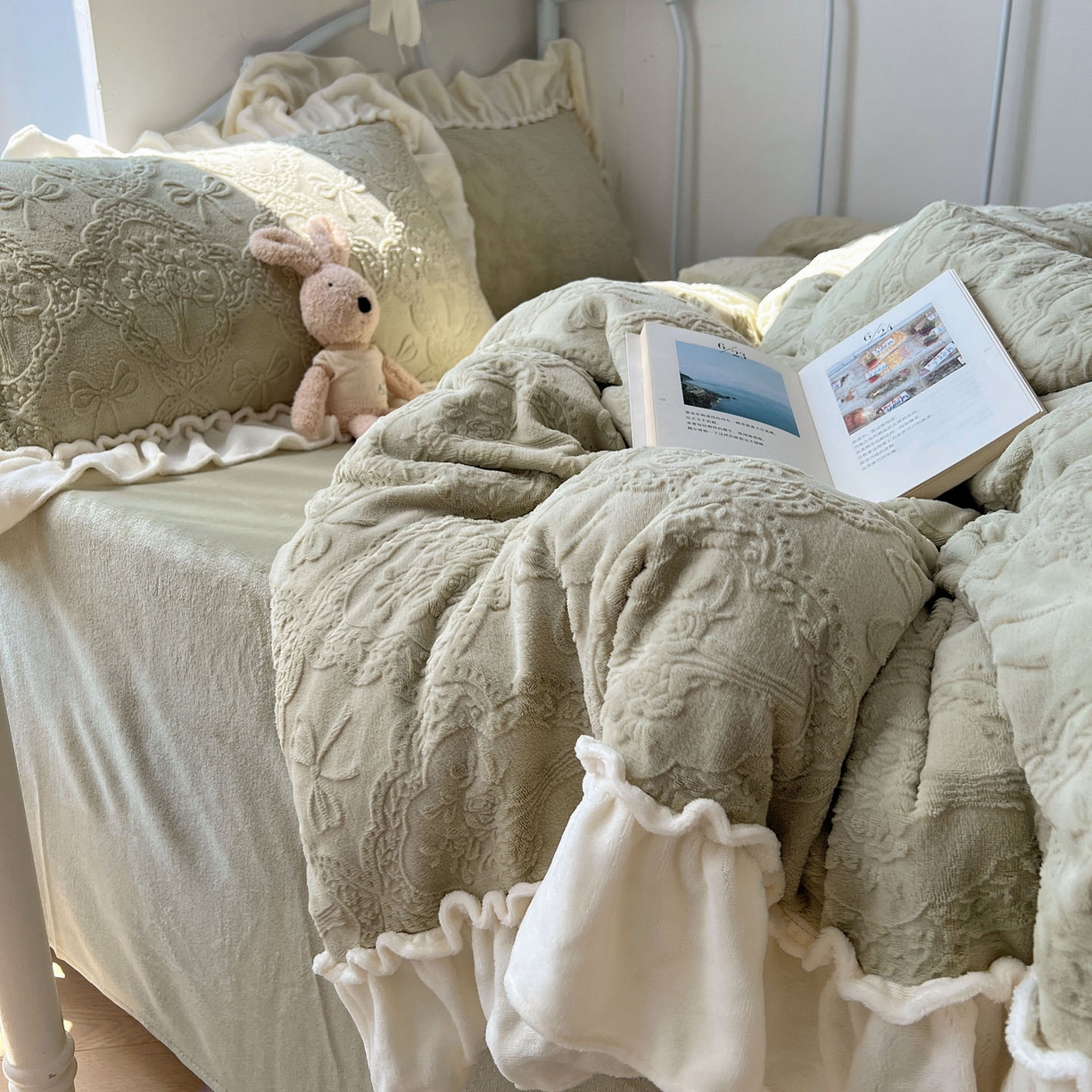 91家纺网 家纺一手货源 找家纺 六巷胡同 2025新款韩系博主风少女心蝴蝶结捧花A类牛奶绒四件套 蝴蝶结捧花-绿