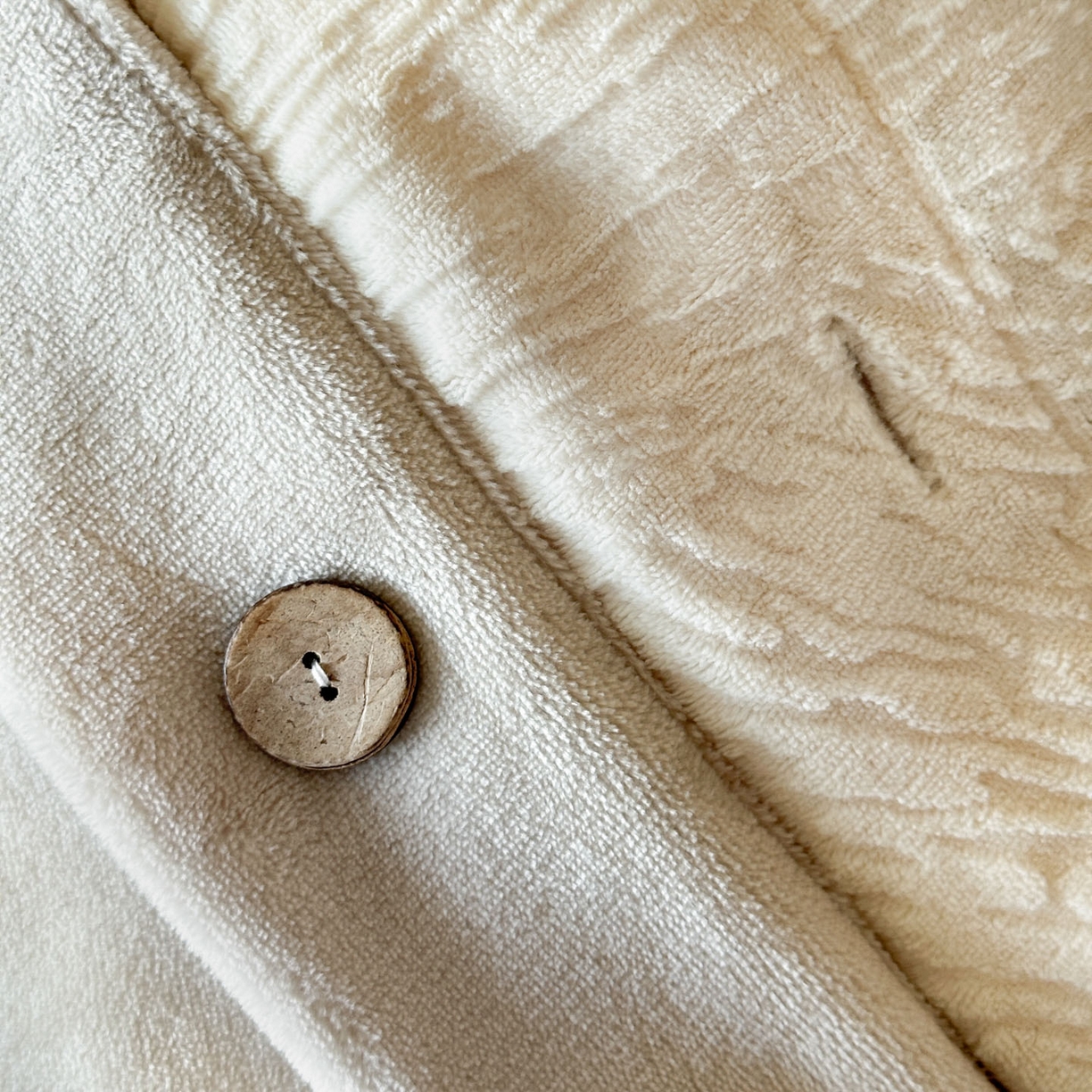 91家纺网 家纺一手货源 找家纺 十方家居 2025年新款9斤加厚雕花绒牛奶绒剪花纽扣款工艺牛奶绒四件套（全网控价标准不低于168） 烟雨-奶白