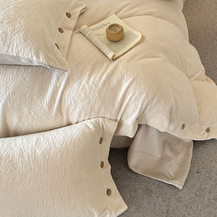 91家纺网 家纺一手货源 找家纺 十方家居 2025年新款9斤加厚雕花绒牛奶绒剪花纽扣款工艺牛奶绒四件套（全网控价标准不低于168） 烟雨-奶白