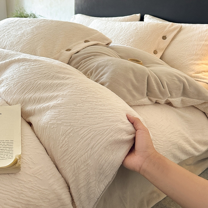 91家纺网 家纺一手货源 找家纺 十方家居 2025年新款9斤加厚雕花绒牛奶绒剪花纽扣款工艺牛奶绒四件套（全网控价标准不低于168） 烟雨-奶白