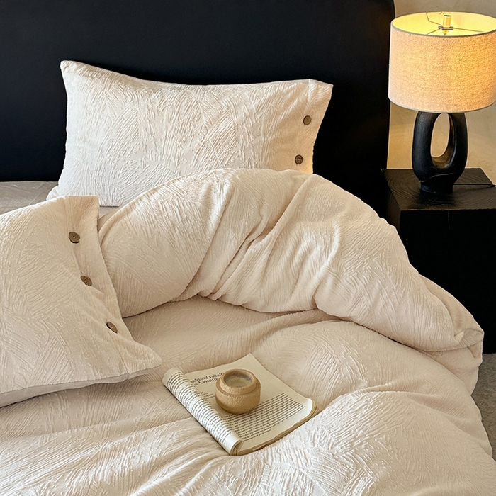 91家纺网 家纺一手货源 找家纺 十方家居 2025年新款9斤加厚雕花绒牛奶绒剪花纽扣款工艺牛奶绒四件套（全网控价标准不低于168） 烟雨-奶白