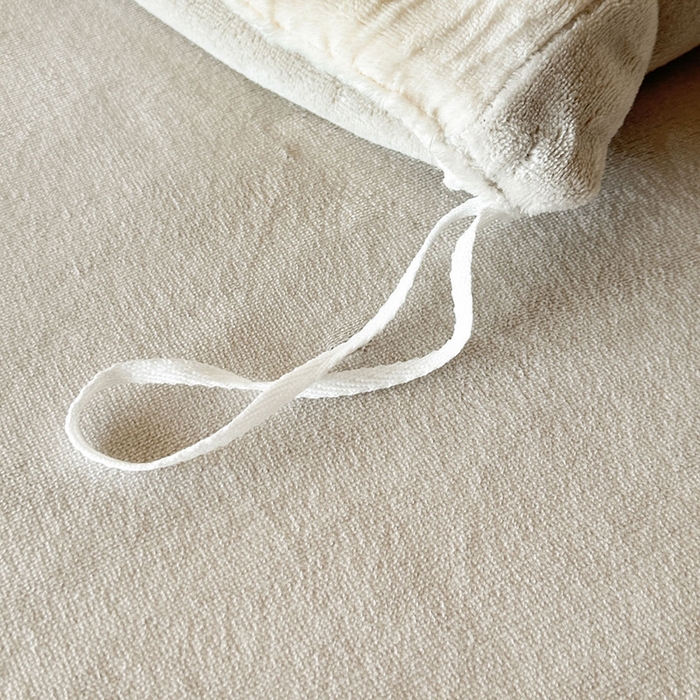 91家纺网 家纺一手货源 找家纺 十方家居 2025年新款9斤加厚雕花绒牛奶绒剪花纽扣款工艺牛奶绒四件套（全网控价标准不低于168） 烟雨-奶白