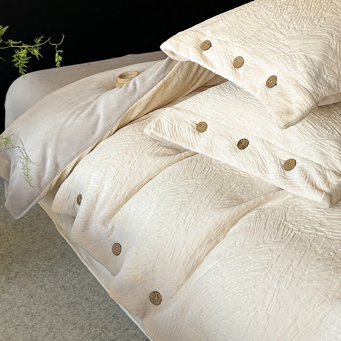 91家纺网 家纺一手货源 找家纺 十方家居 2025年新款9斤加厚雕花绒牛奶绒剪花纽扣款工艺牛奶绒四件套（全网控价标准不低于168） 烟雨-奶白