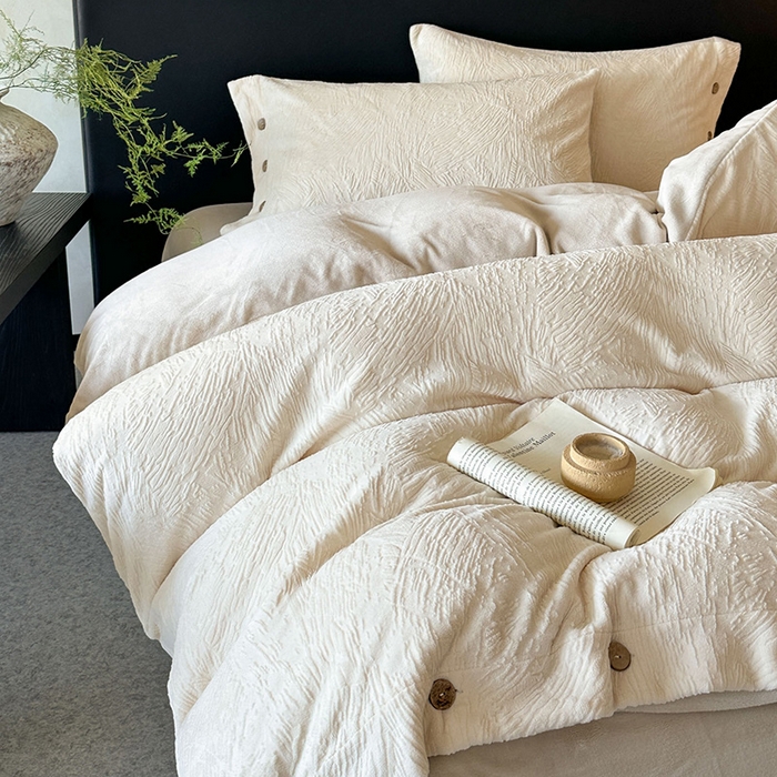 91家纺网 家纺一手货源 找家纺 十方家居 2025年新款9斤加厚雕花绒牛奶绒剪花纽扣款工艺牛奶绒四件套（全网控价标准不低于168） 烟雨-奶白