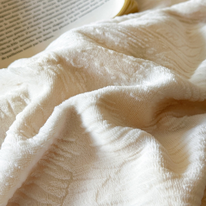 91家纺网 家纺一手货源 找家纺 十方家居 2025年新款9斤加厚雕花绒牛奶绒剪花纽扣款工艺牛奶绒四件套（全网控价标准不低于168） 烟雨-奶白