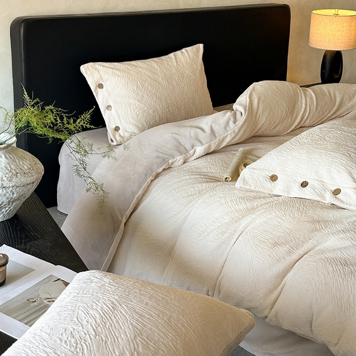 十方家居 2025年新款9斤加厚雕花绒牛奶绒剪花纽扣款工艺牛奶绒四件套（全网控价标准不低于168） 烟雨-奶白