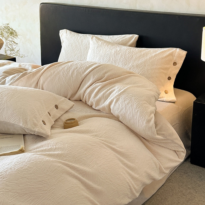 91家纺网 家纺一手货源 找家纺 十方家居 2025年新款9斤加厚雕花绒牛奶绒剪花纽扣款工艺牛奶绒四件套（全网控价标准不低于168） 烟雨-奶白