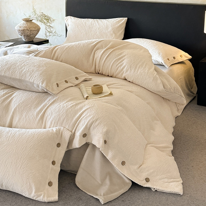 91家纺网 家纺一手货源 找家纺 十方家居 2025年新款9斤加厚雕花绒牛奶绒剪花纽扣款工艺牛奶绒四件套（全网控价标准不低于168） 烟雨-奶白