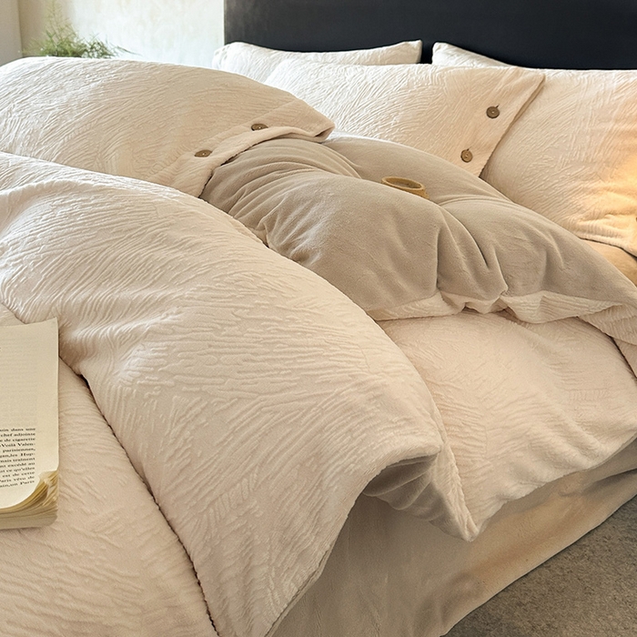 91家纺网 家纺一手货源 找家纺 十方家居 2025年新款9斤加厚雕花绒牛奶绒剪花纽扣款工艺牛奶绒四件套（全网控价标准不低于168） 烟雨-奶白