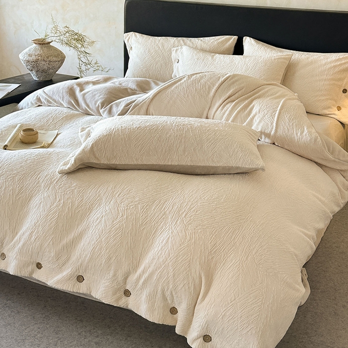 91家纺网 家纺一手货源 找家纺 十方家居 2025年新款9斤加厚雕花绒牛奶绒剪花纽扣款工艺牛奶绒四件套（全网控价标准不低于168） 烟雨-奶白