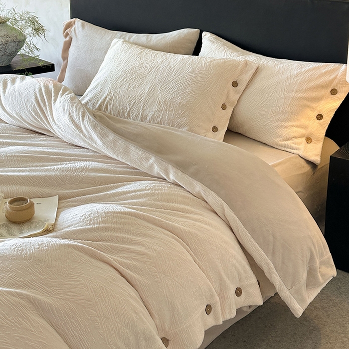 91家纺网 家纺一手货源 找家纺 十方家居 2025年新款9斤加厚雕花绒牛奶绒剪花纽扣款工艺牛奶绒四件套（全网控价标准不低于168） 烟雨-奶白