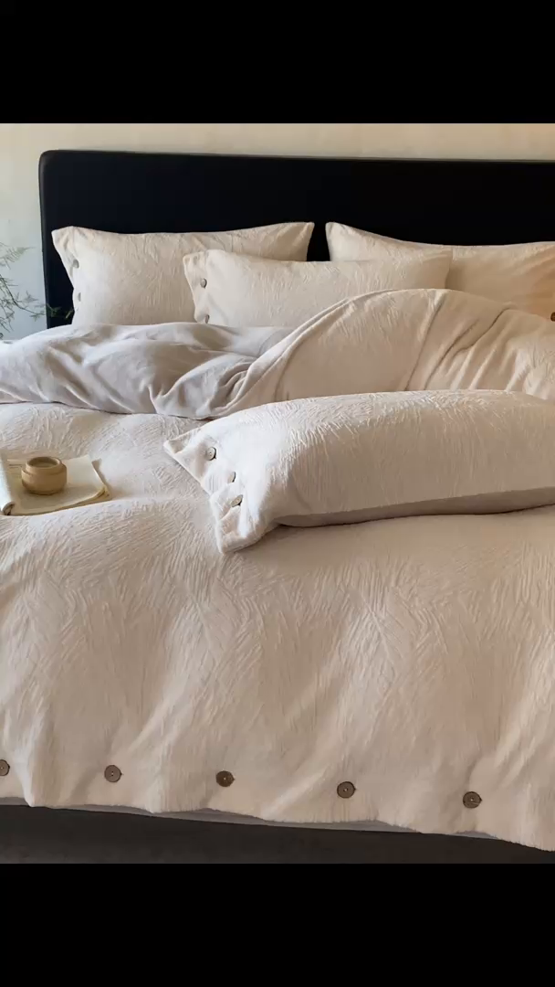 91家纺网 家纺一手货源 找家纺 十方家居 2025年新款9斤加厚雕花绒牛奶绒剪花纽扣款工艺牛奶绒四件套（全网控价标准不低于168） 烟雨-奶白