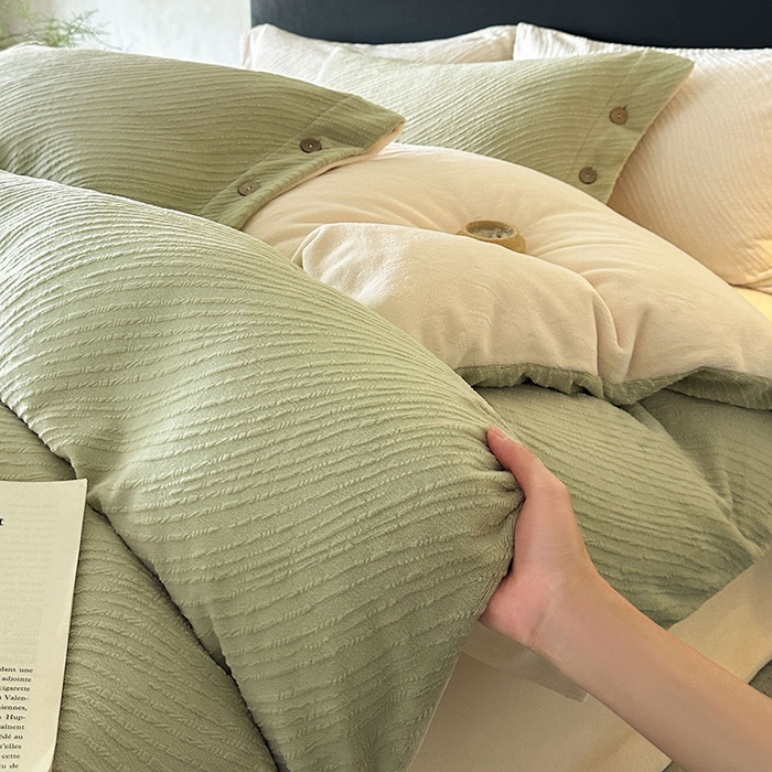 91家纺网 家纺一手货源 找家纺 十方家居 2025年新款9斤加厚雕花绒牛奶绒剪花纽扣款工艺牛奶绒四件套（全网控价标准不低于168） 兰亭-绿意