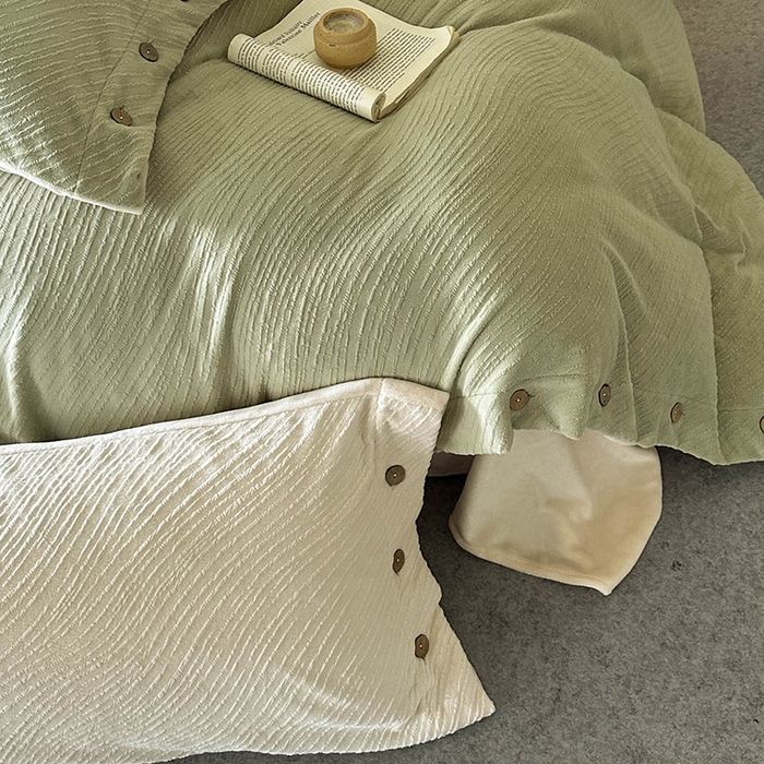 91家纺网 家纺一手货源 找家纺 十方家居 2025年新款9斤加厚雕花绒牛奶绒剪花纽扣款工艺牛奶绒四件套（全网控价标准不低于168） 兰亭-绿意