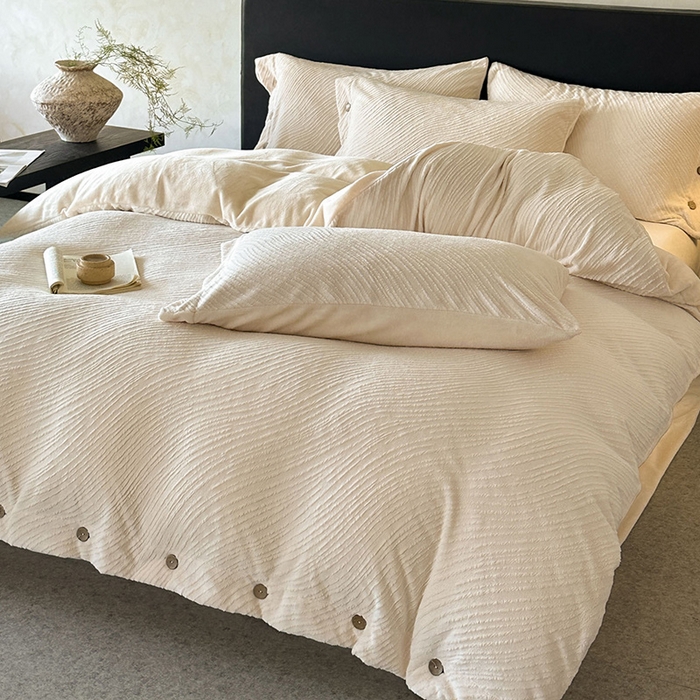 91家纺网 家纺一手货源 找家纺 十方家居 2025年新款9斤加厚雕花绒牛奶绒剪花纽扣款工艺牛奶绒四件套（全网控价标准不低于168） 兰亭-奶白