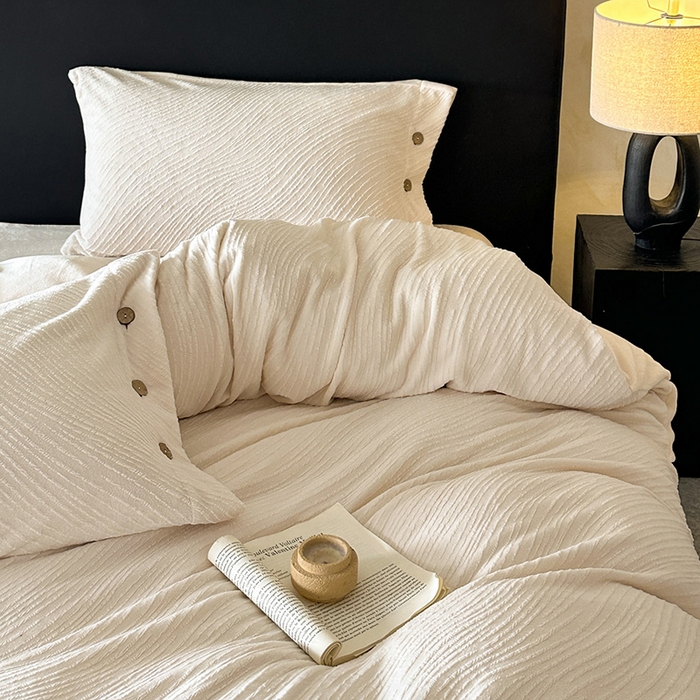 91家纺网 家纺一手货源 找家纺 十方家居 2025年新款9斤加厚雕花绒牛奶绒剪花纽扣款工艺牛奶绒四件套（全网控价标准不低于168） 兰亭-奶白