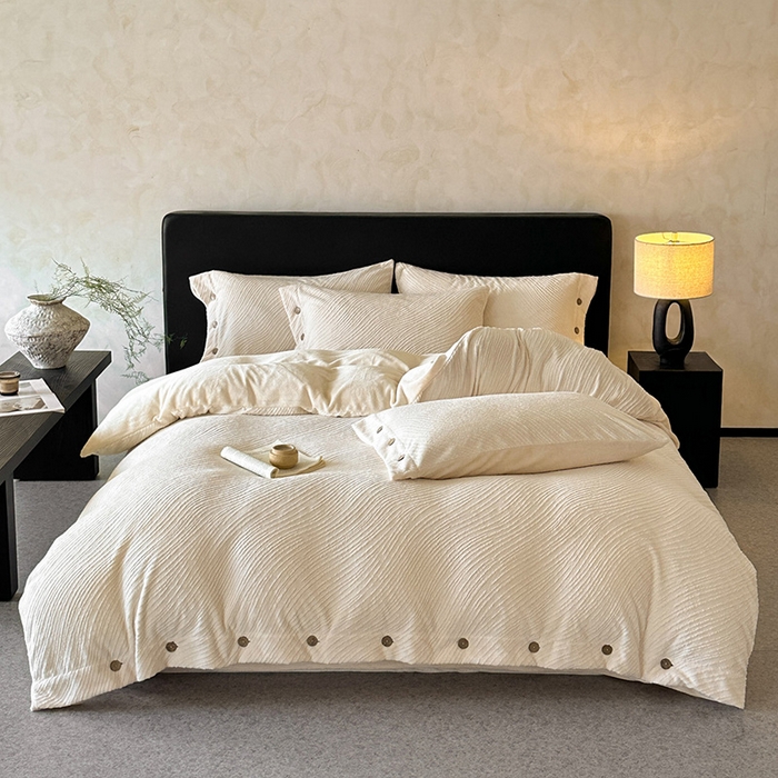 91家纺网 家纺一手货源 找家纺 十方家居 2025年新款9斤加厚雕花绒牛奶绒剪花纽扣款工艺牛奶绒四件套（全网控价标准不低于168） 兰亭-奶白