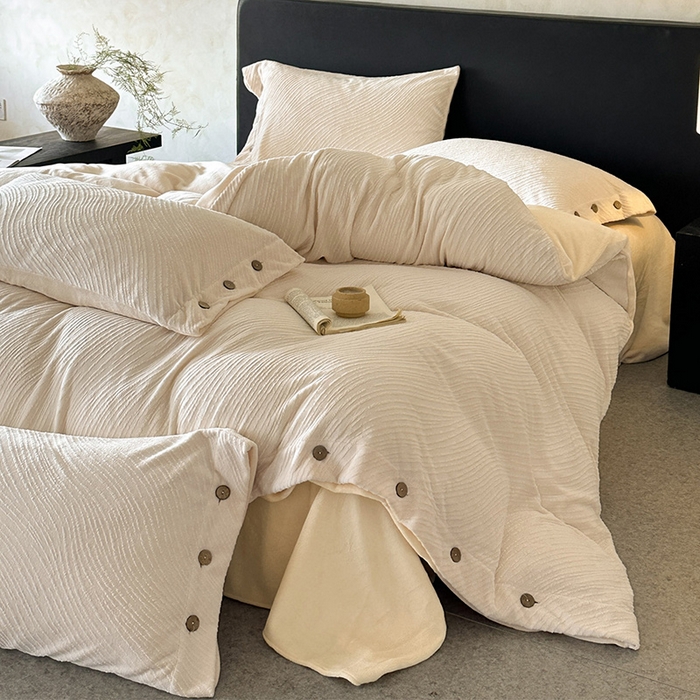 91家纺网 家纺一手货源 找家纺 十方家居 2025年新款9斤加厚雕花绒牛奶绒剪花纽扣款工艺牛奶绒四件套（全网控价标准不低于168） 兰亭-奶白