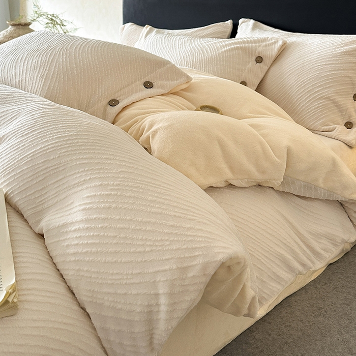 91家纺网 家纺一手货源 找家纺 十方家居 2025年新款9斤加厚雕花绒牛奶绒剪花纽扣款工艺牛奶绒四件套（全网控价标准不低于168） 兰亭-奶白