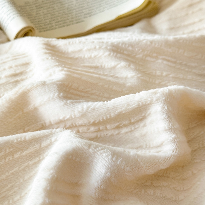 91家纺网 家纺一手货源 找家纺 十方家居 2025年新款9斤加厚雕花绒牛奶绒剪花纽扣款工艺牛奶绒四件套（全网控价标准不低于168） 兰亭-奶白