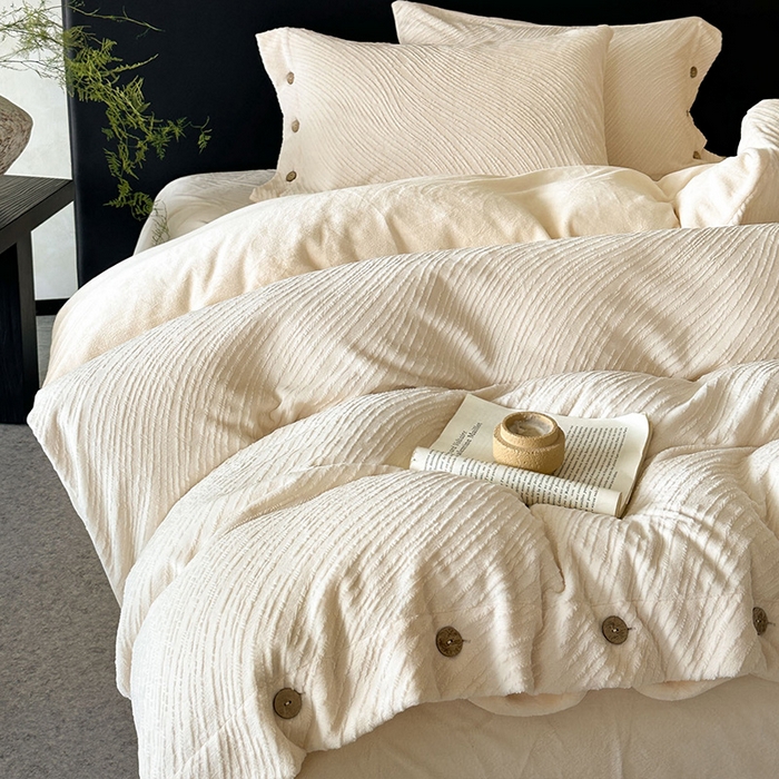 91家纺网 家纺一手货源 找家纺 十方家居 2025年新款9斤加厚雕花绒牛奶绒剪花纽扣款工艺牛奶绒四件套（全网控价标准不低于168） 兰亭-奶白