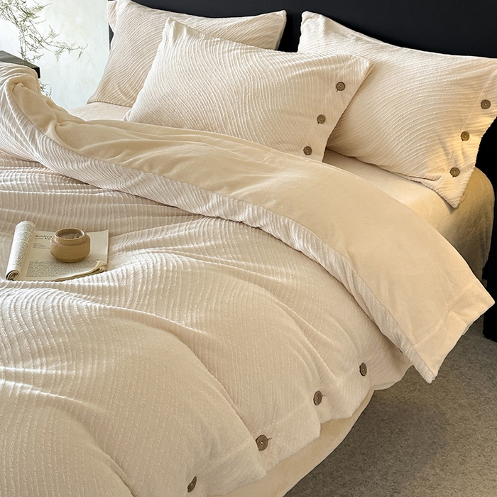 91家纺网 家纺一手货源 找家纺 十方家居 2025年新款9斤加厚雕花绒牛奶绒剪花纽扣款工艺牛奶绒四件套（全网控价标准不低于168） 兰亭-奶白