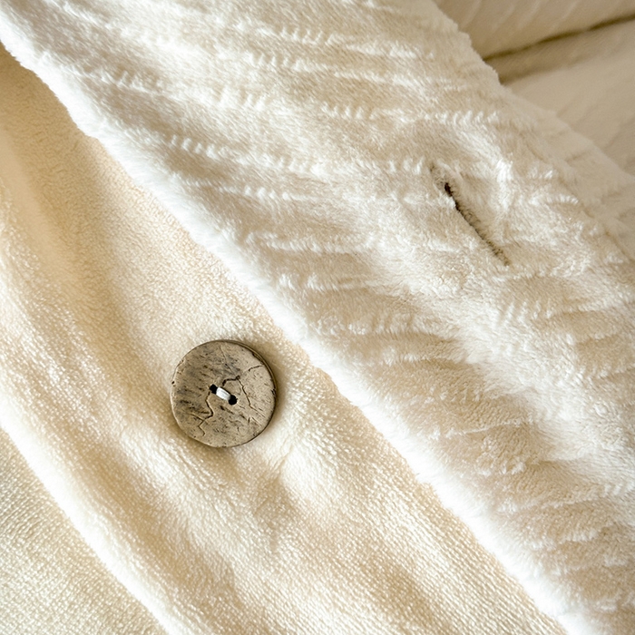 91家纺网 家纺一手货源 找家纺 十方家居 2025年新款9斤加厚雕花绒牛奶绒剪花纽扣款工艺牛奶绒四件套（全网控价标准不低于168） 兰亭-奶白