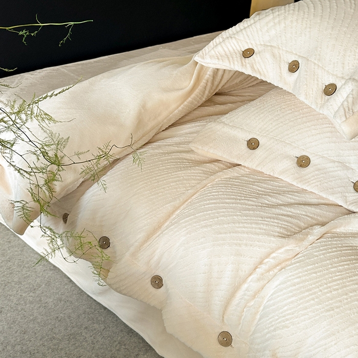 91家纺网 家纺一手货源 找家纺 十方家居 2025年新款9斤加厚雕花绒牛奶绒剪花纽扣款工艺牛奶绒四件套（全网控价标准不低于168） 兰亭-奶白