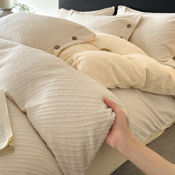 91家纺网 家纺一手货源 找家纺 十方家居 2025年新款9斤加厚雕花绒牛奶绒剪花纽扣款工艺牛奶绒四件套（全网控价标准不低于168） 兰亭-奶白