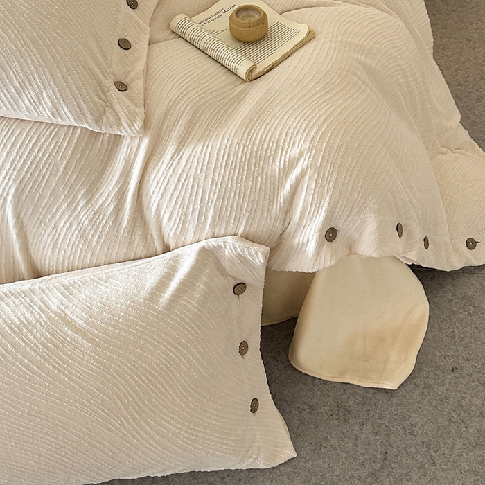 91家纺网 家纺一手货源 找家纺 十方家居 2025年新款9斤加厚雕花绒牛奶绒剪花纽扣款工艺牛奶绒四件套（全网控价标准不低于168） 兰亭-奶白