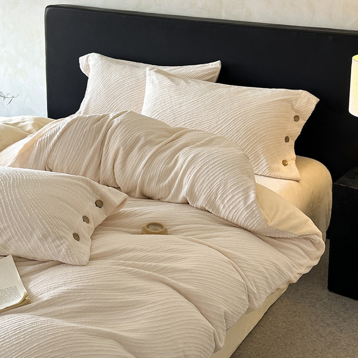 91家纺网 家纺一手货源 找家纺 十方家居 2025年新款9斤加厚雕花绒牛奶绒剪花纽扣款工艺牛奶绒四件套（全网控价标准不低于168） 兰亭-奶白