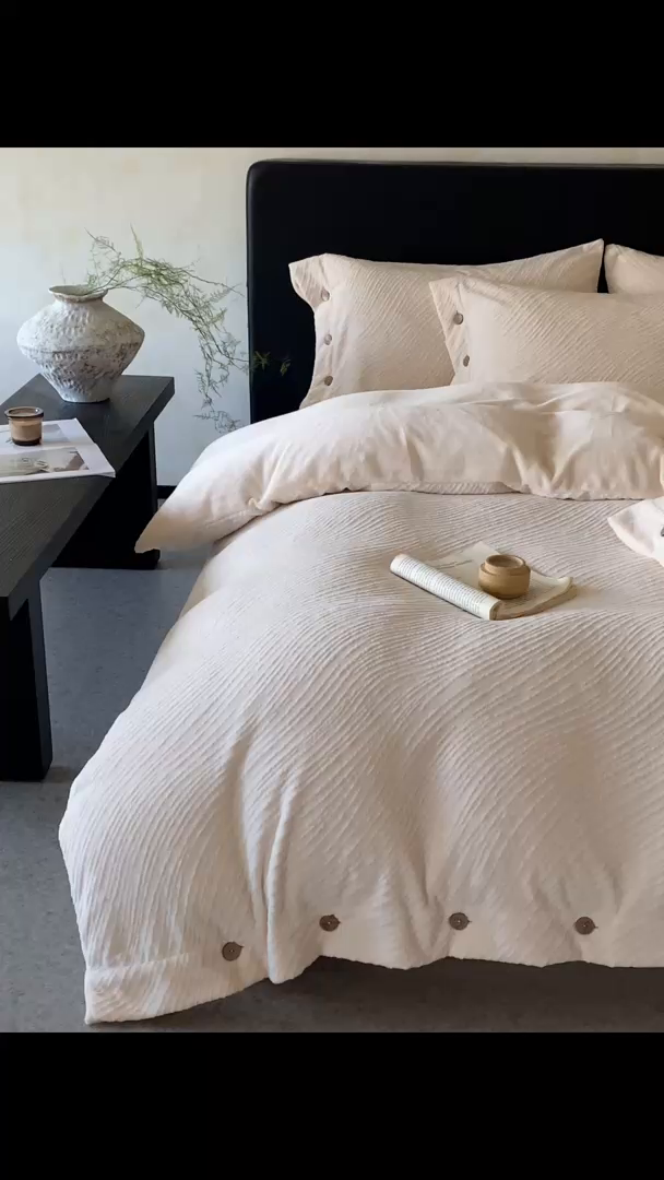 91家纺网 家纺一手货源 找家纺 十方家居 2025年新款9斤加厚雕花绒牛奶绒剪花纽扣款工艺牛奶绒四件套（全网控价标准不低于168） 兰亭-奶白