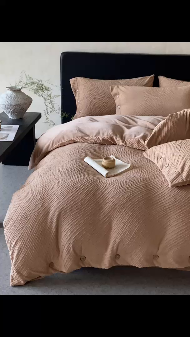 91家纺网 家纺一手货源 找家纺 十方家居 2025年新款9斤加厚雕花绒牛奶绒剪花纽扣款工艺牛奶绒四件套（全网控价标准不低于168） 兰亭-暖咖