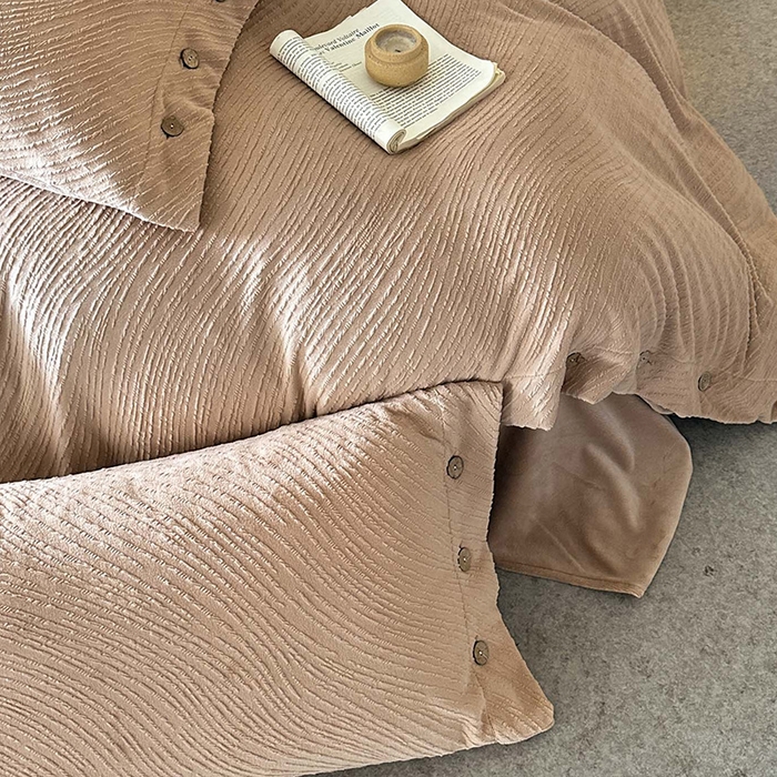 91家纺网 家纺一手货源 找家纺 十方家居 2025年新款9斤加厚雕花绒牛奶绒剪花纽扣款工艺牛奶绒四件套（全网控价标准不低于168） 兰亭-暖咖