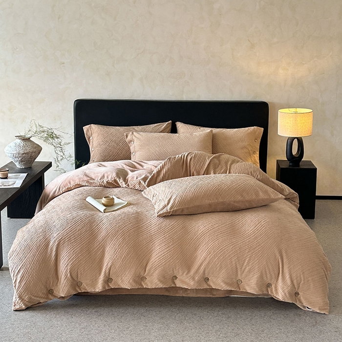 91家纺网 家纺一手货源 找家纺 十方家居 2025年新款9斤加厚雕花绒牛奶绒剪花纽扣款工艺牛奶绒四件套（全网控价标准不低于168） 兰亭-暖咖