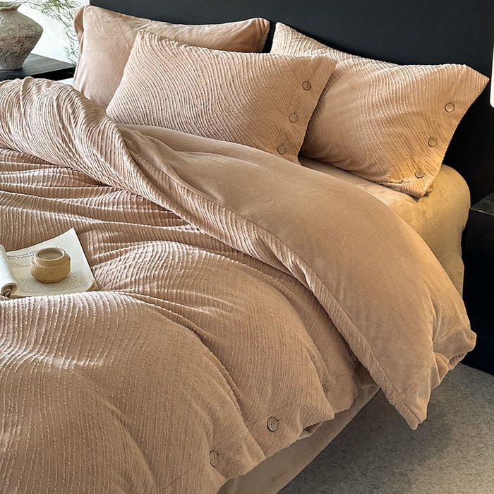 91家纺网 家纺一手货源 找家纺 十方家居 2025年新款9斤加厚雕花绒牛奶绒剪花纽扣款工艺牛奶绒四件套（全网控价标准不低于168） 兰亭-暖咖