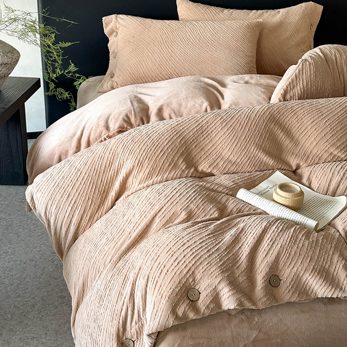 91家纺网 家纺一手货源 找家纺 十方家居 2025年新款9斤加厚雕花绒牛奶绒剪花纽扣款工艺牛奶绒四件套（全网控价标准不低于168） 兰亭-暖咖