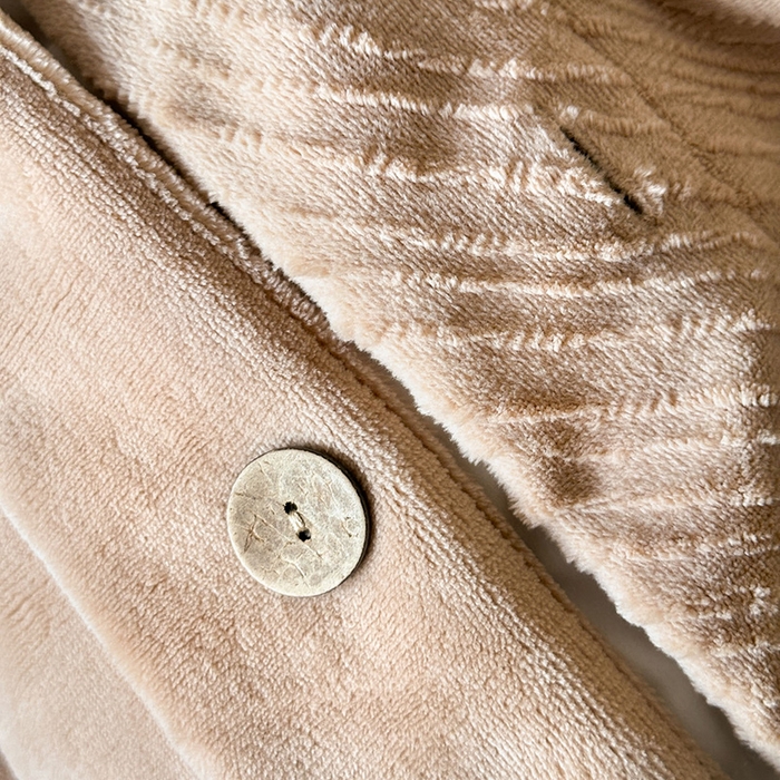 91家纺网 家纺一手货源 找家纺 十方家居 2025年新款9斤加厚雕花绒牛奶绒剪花纽扣款工艺牛奶绒四件套（全网控价标准不低于168） 兰亭-暖咖