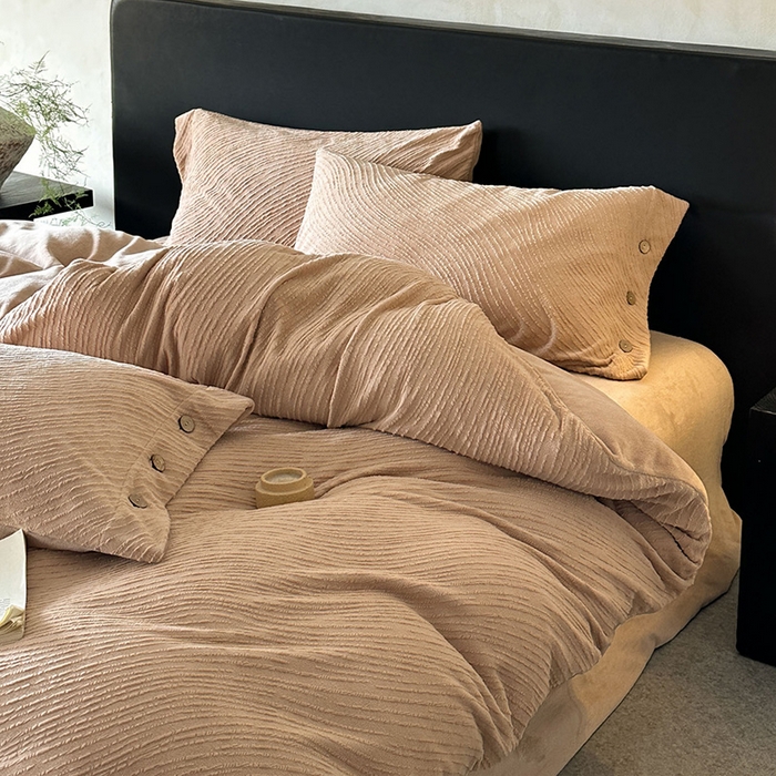 91家纺网 家纺一手货源 找家纺 十方家居 2025年新款9斤加厚雕花绒牛奶绒剪花纽扣款工艺牛奶绒四件套（全网控价标准不低于168） 兰亭-暖咖