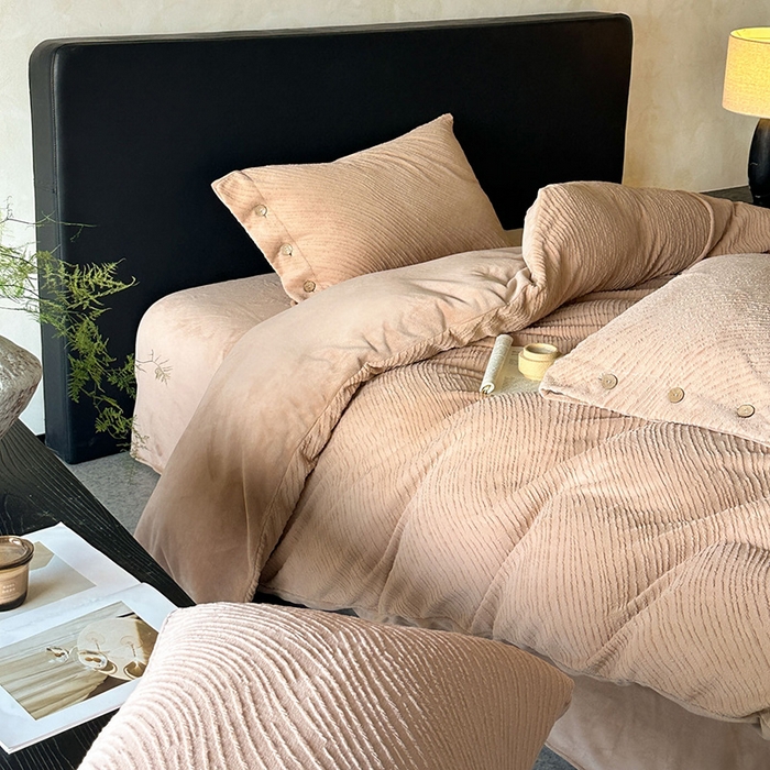 十方家居 2025年新款9斤加厚雕花绒牛奶绒剪花纽扣款工艺牛奶绒四件套（全网控价标准不低于168） 兰亭-暖咖