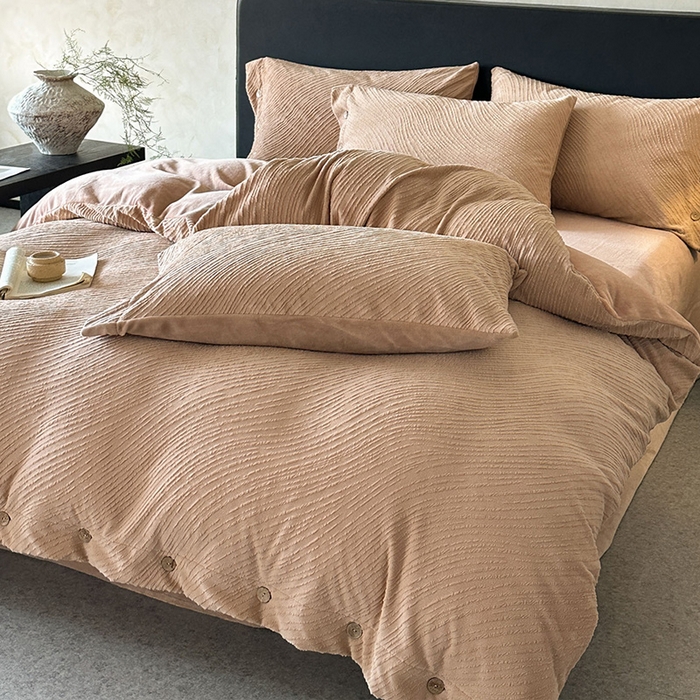 91家纺网 家纺一手货源 找家纺 十方家居 2025年新款9斤加厚雕花绒牛奶绒剪花纽扣款工艺牛奶绒四件套（全网控价标准不低于168） 兰亭-暖咖