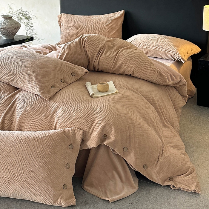 91家纺网 家纺一手货源 找家纺 十方家居 2025年新款9斤加厚雕花绒牛奶绒剪花纽扣款工艺牛奶绒四件套（全网控价标准不低于168） 兰亭-暖咖