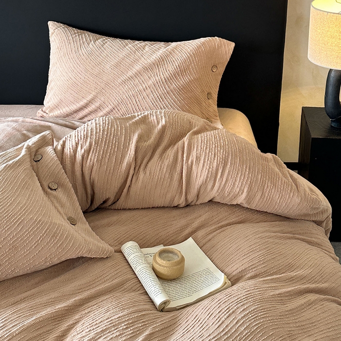 91家纺网 家纺一手货源 找家纺 十方家居 2025年新款9斤加厚雕花绒牛奶绒剪花纽扣款工艺牛奶绒四件套（全网控价标准不低于168） 兰亭-暖咖