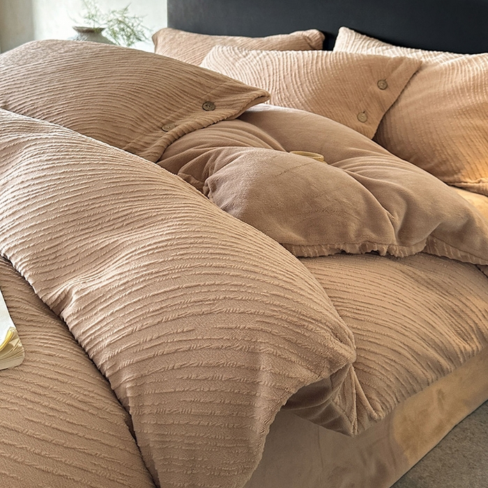 91家纺网 家纺一手货源 找家纺 十方家居 2025年新款9斤加厚雕花绒牛奶绒剪花纽扣款工艺牛奶绒四件套（全网控价标准不低于168） 兰亭-暖咖